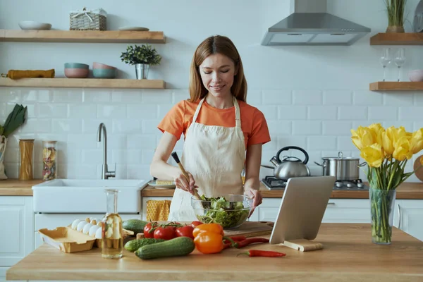Bela Jovem Cozinhando Usando Tablet Digital Enquanto Está Cozinha Doméstica — Fotografia de Stock