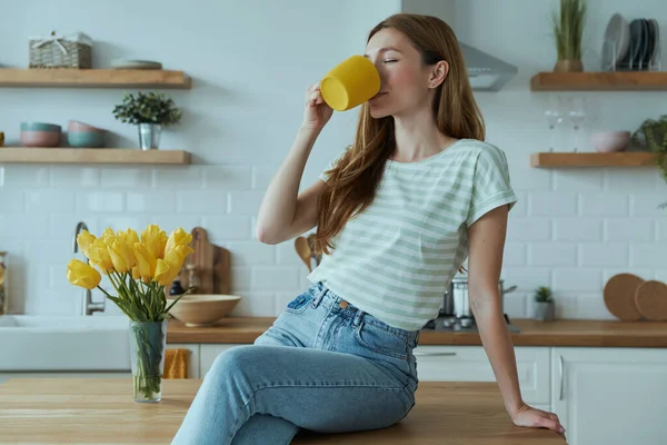 Schöne Junge Frau Trinkt Kaffee Aus Gelber Tasse Während Sie — Stockfoto