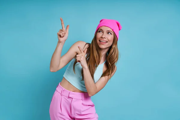 Beautiful Young Woman Pink Hat Smiling Pointing Away While Standing — Stock Photo, Image