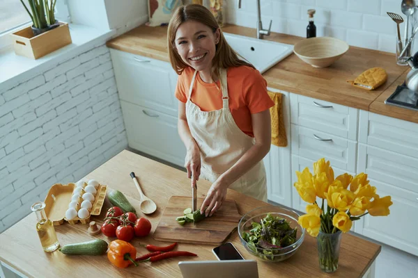 Top Widok Pięknej Młodej Uśmiechniętej Kobiety Gotowania Kuchni Domowej — Zdjęcie stockowe