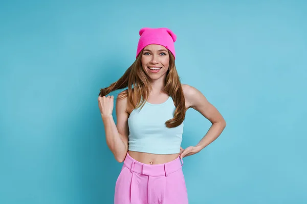 Beautiful Young Woman Pink Hat Smiling Adjusting Hair While Standing — Stock Photo, Image