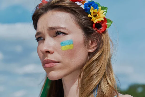 Hermosa Joven Ucraniana Corona Floral Mirando Cámara Con Cielo Azul —  Fotos de Stock