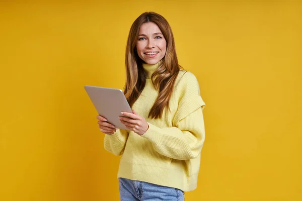 Glückliche Junge Frau Mit Digitalem Tablet Vor Gelbem Hintergrund — Stockfoto