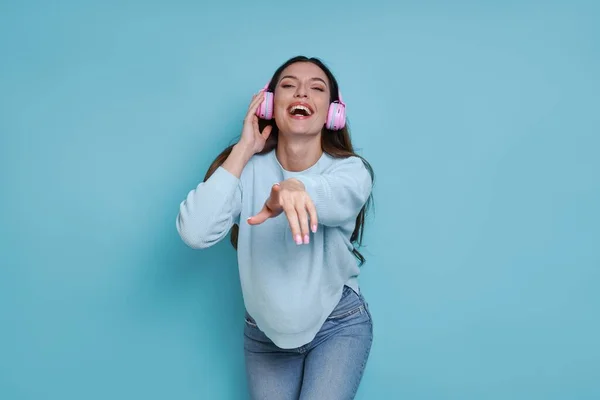 Femme Gaie Dans Les Écouteurs Pointant Caméra Tout Tenant Debout — Photo