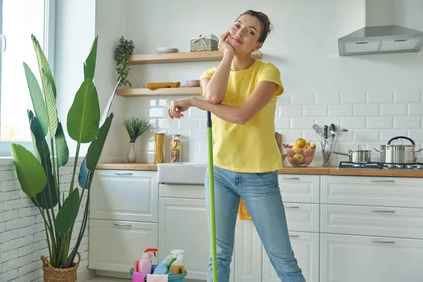 Güzel Genç Bir Kadın Mutfakta Dururken Paspas Taşıyor Gülümsüyor — Stok fotoğraf