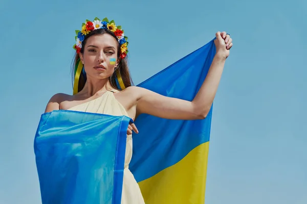 Mujer Ucraniana Joven Llevando Bandera Nacional Mirando Cámara Con Cielo —  Fotos de Stock