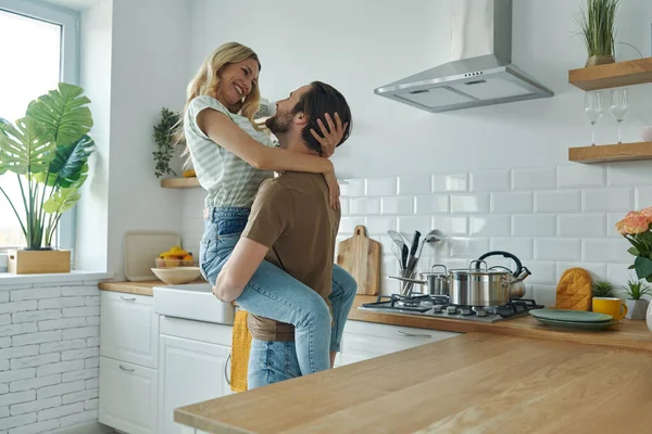 Bonito Casal Jovem Abraçando Divertindo Cozinha Doméstica — Fotografia de Stock