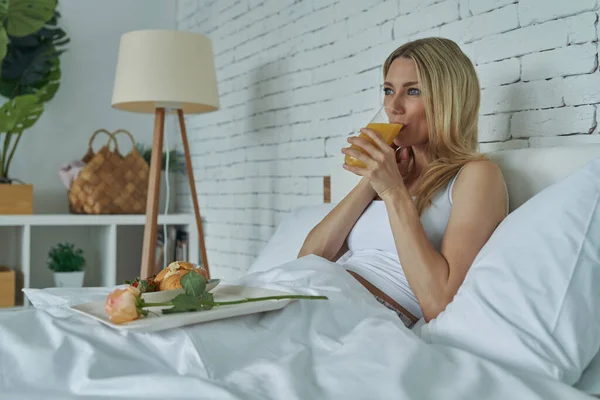 Attraktiv Ung Kvinna Njuter Frukost Sängen Hemma — Stockfoto