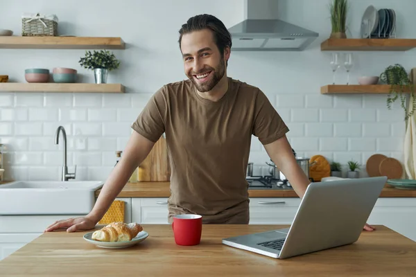 Bell Uomo Che Gode Colazione Guarda Fotocamera Mentre Trascorre Del — Foto Stock