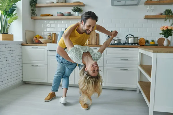 Полная Длина Молодая Любящая Пара Танцует Домашней Кухне — стоковое фото