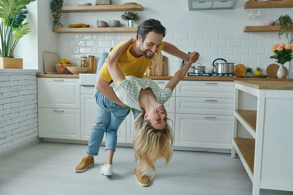 Comprimento Total Jovem Casal Amoroso Dançando Cozinha Doméstica — Fotografia de Stock