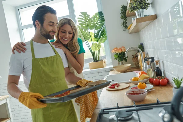 Glada Unga Par Förbereder Hemlagad Pizza Köket Tillsammans — Stockfoto