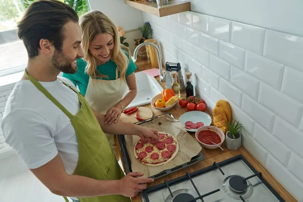 Vista Superior Feliz Pareja Joven Amorosa Haciendo Pizza Cocina Juntos —  Fotos de Stock