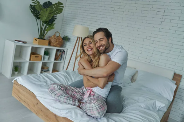 Feliz Jovem Casal Aproveitando Tempo Cama Juntos — Fotografia de Stock