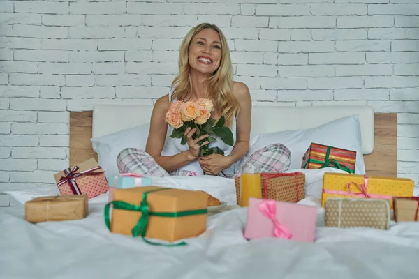 Mulher Alegre Olhando Feliz Enquanto Sentado Cama Com Caixas Presente — Fotografia de Stock