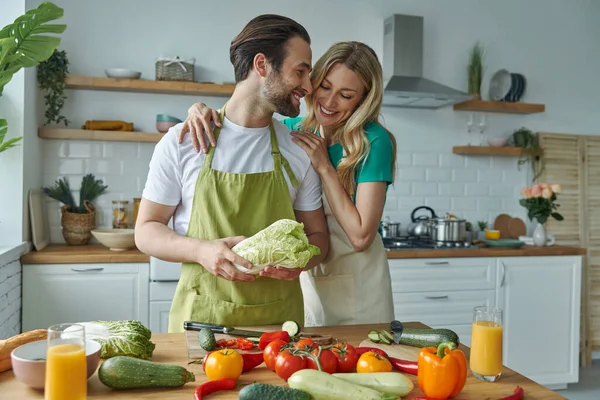 Alegre Joven Pareja Cocinar Juntos Cocina Doméstica —  Fotos de Stock