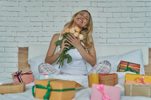 Attraktive Frau Sieht Glücklich Aus Während Sie Mit Geschenkboxen Sich — Stockfoto