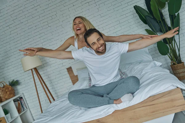 Oyuncu çift yatakta eğleniyor.