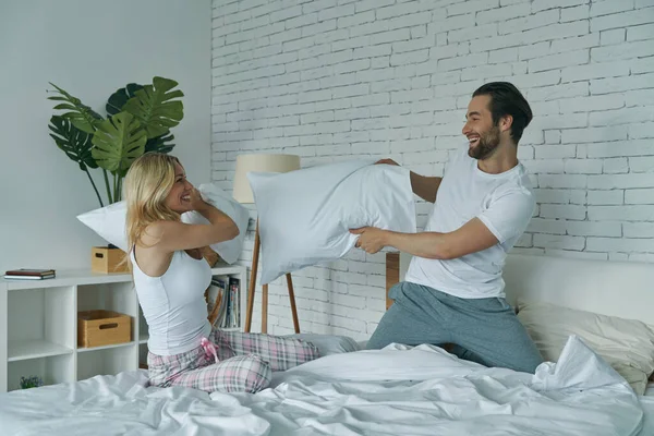 Despreocupado Joven Pareja Disfrutando Almohada Lucha Cama Casa — Foto de Stock