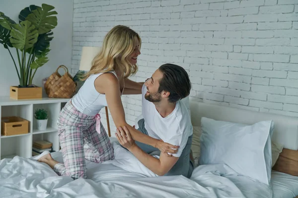 Brincalhão Jovem Casal Divertindo Cama Juntos — Fotografia de Stock