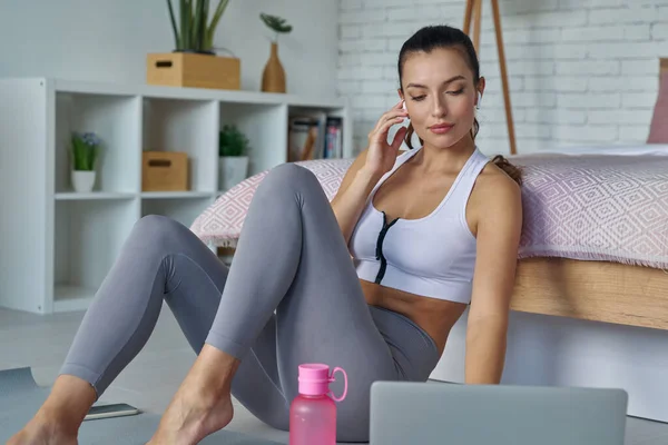 Zelfverzekerde Jonge Vrouw Sportkleding Die Online Les Kijkt Voordat Thuis — Stockfoto