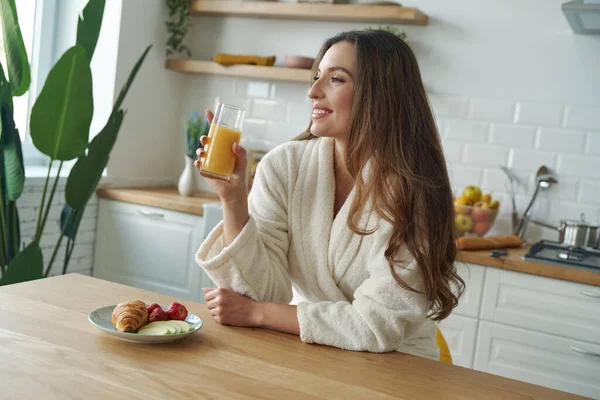 Glad Ung Kvinna Badrock Äter Frukost Det Moderna Köket — Stockfoto