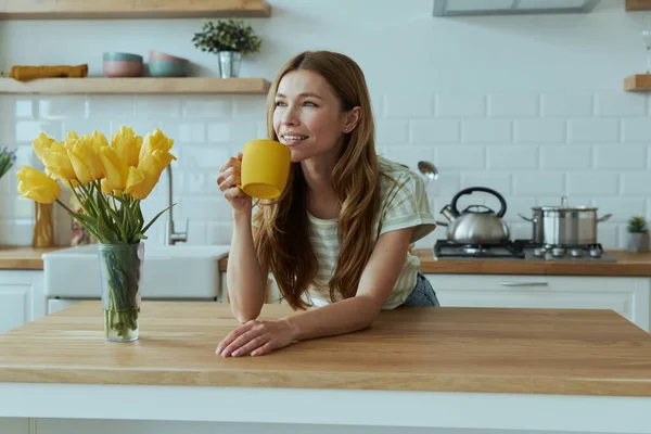 Gyönyörű Fiatal Iszik Kávét Sárga Csésze Miközben Áll Konyhapulton — Stock Fotó