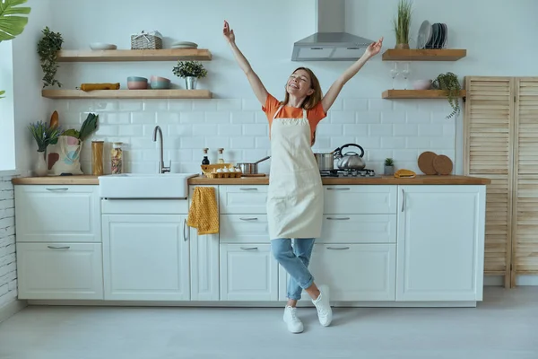 Полная Длина Красивой Молодой Женщины Выглядящей Счастливой Стоя Домашней Кухне — стоковое фото