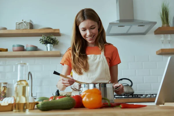 Pewna Siebie Młoda Kobieta Gotuje Zupę Stojąc Kuchni Domowej — Zdjęcie stockowe
