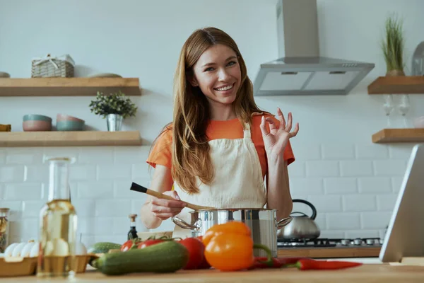 Mujer Joven Confiada Cocinando Sopa Haciendo Gestos Mientras Está Pie —  Fotos de Stock