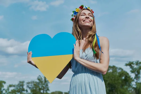 Mujer Ucraniana Feliz Corona Floral Con Forma Corazón Bandera Nacional —  Fotos de Stock