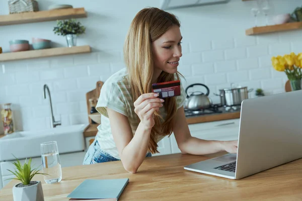 Beautiful Young Woman Enjoying Online Shopping Using Credit Card While — Stock Photo, Image