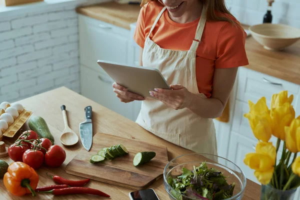 Vista Superior Primer Plano Joven Feliz Cocina Uso Tableta Digital —  Fotos de Stock