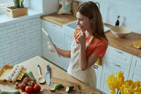Visão Superior Mulher Jovem Feliz Cozinhar Usar Tablet Digital Enquanto — Fotografia de Stock