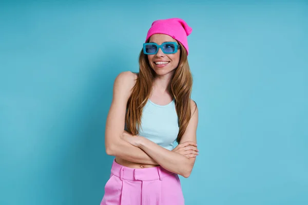 Mujer Joven Pensativa Sombrero Rosa Sonriendo Mientras Está Pie Sobre — Foto de Stock