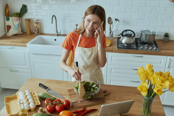 Ovanifrån Glad Ung Kvinna Talar Mobiltelefon Medan Matlagning Köket — Stockfoto