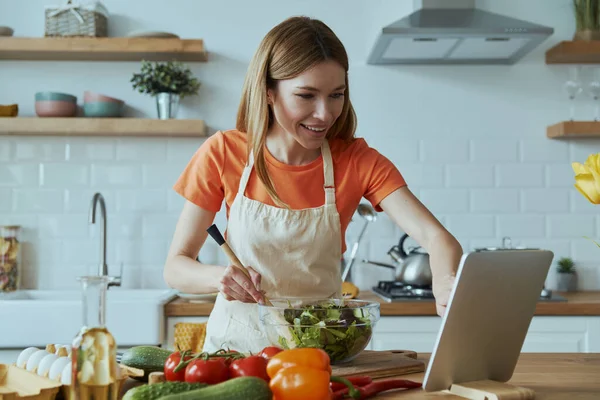 Jovem Confiante Cozinhando Usando Tablet Digital Enquanto Está Cozinha Doméstica — Fotografia de Stock