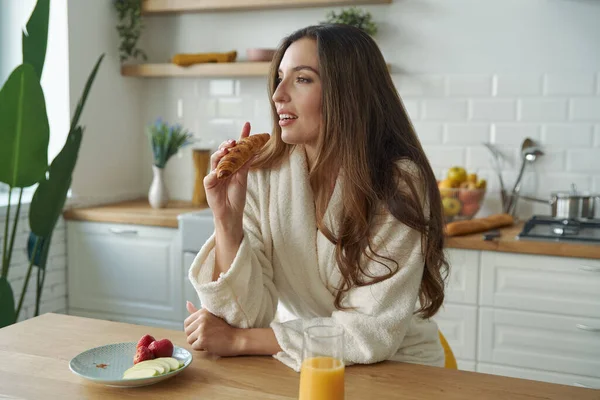 Attraktiv Ung Kvinna Badrock Njuter Frukost Det Moderna Köket — Stockfoto