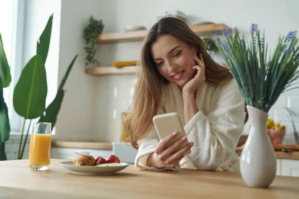 Vacker Ung Kvinna Badrock Använder Smart Telefon Medan Tillbringar Tid — Stockfoto