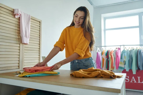 Mujer Joven Segura Está Trabajando Propia Tienda Moda —  Fotos de Stock