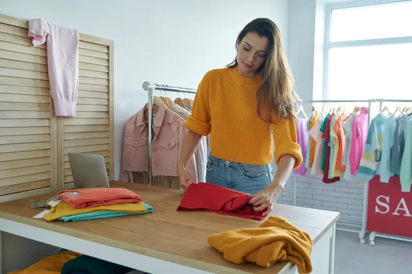 Привлекательная Молодая Женщина Работающая Собственном Магазине Одежды — стоковое фото