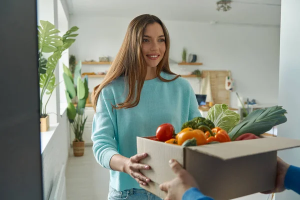 Glad Ung Kvinna Acceptera Låda Med Livsmedel Från Leverans Man — Stockfoto