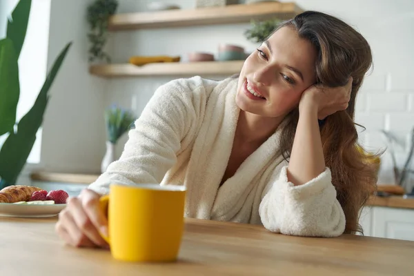 Mulher Bonita Roupão Banho Desfrutando Café Manhã Enquanto Sentado Balcão — Fotografia de Stock