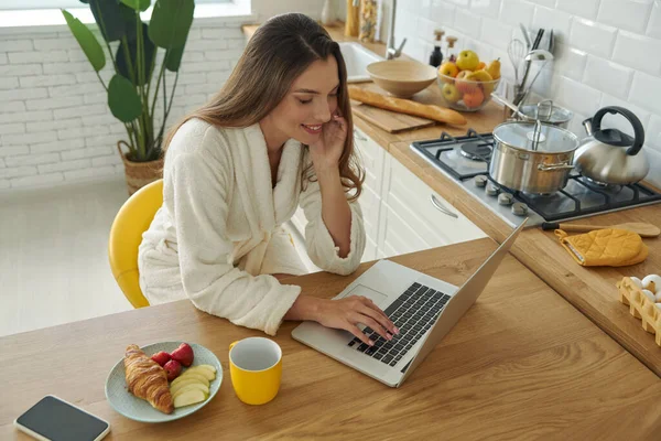 Ovanifrån Vacker Kvinna Badrock Med Laptop Medan Äter Frukost Köket — Stockfoto