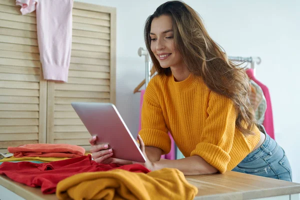 Mujer Joven Feliz Usando Tableta Digital Mientras Trabaja Tienda Moda —  Fotos de Stock