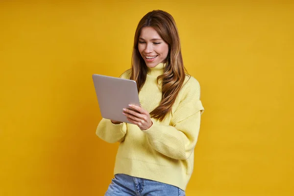 Gelukkig Jong Vrouw Werken Digitale Tablet Terwijl Staan Tegen Gele — Stockfoto
