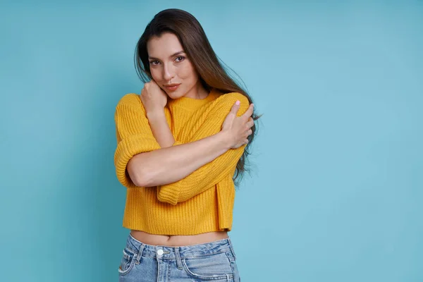 Schöne Junge Frau Umarmt Sich Selbst Während Sie Vor Blauem — Stockfoto