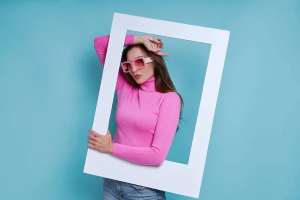 Mooie Jonge Vrouw Zoek Door Een Fotolijstje Terwijl Staan Tegen — Stockfoto