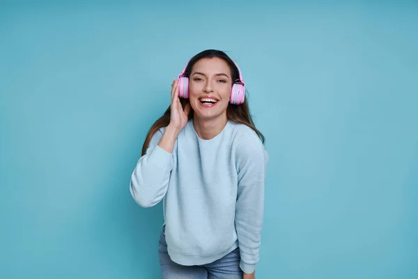 Belle Femme Dans Les Écouteurs Écoutant Musique Souriant Tout Tenant — Photo