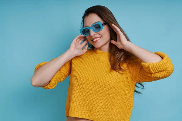 Gelukkig Jong Vrouw Het Houden Van Handen Haar Glimlachen Terwijl — Stockfoto